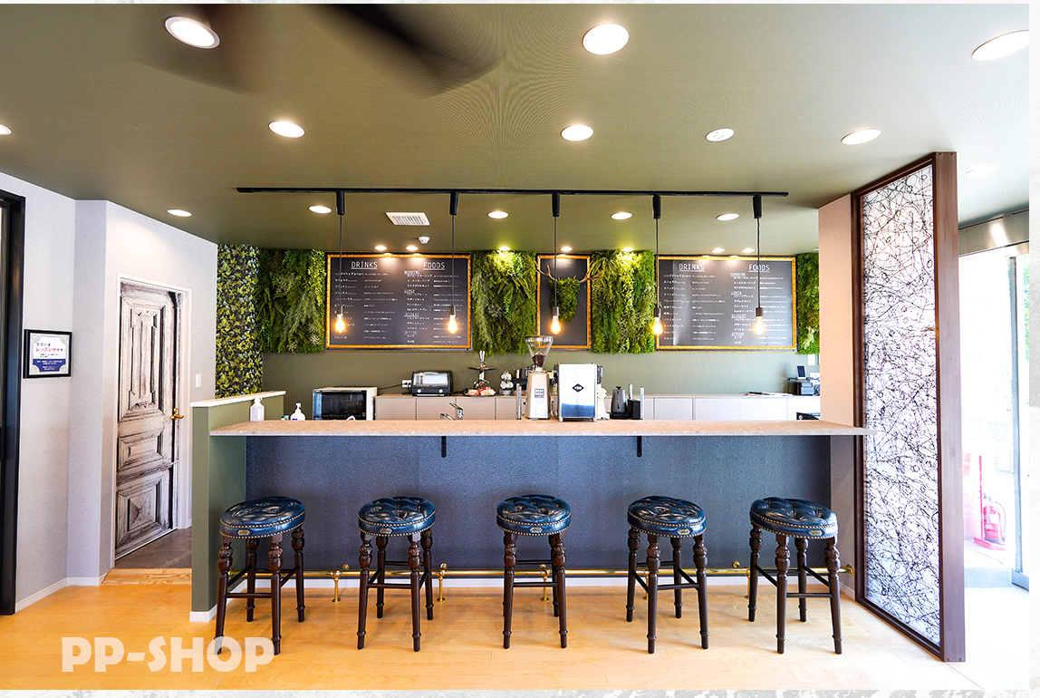 カウンター背面にフェイクグリーンを設置した壁面緑化の施工例