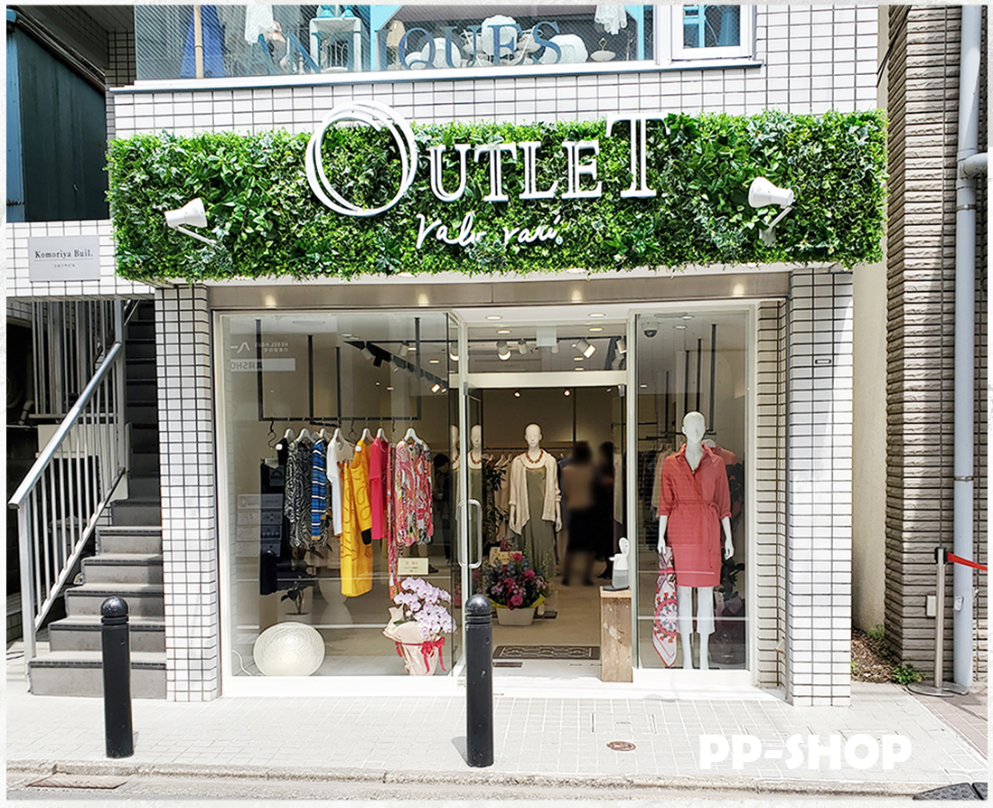 路面店外観の全面を覆う壁面緑化ファサード施工例