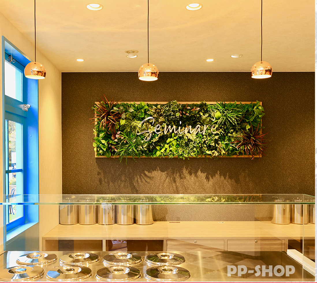 サインボードと組み合わせた壁面緑化の施工例