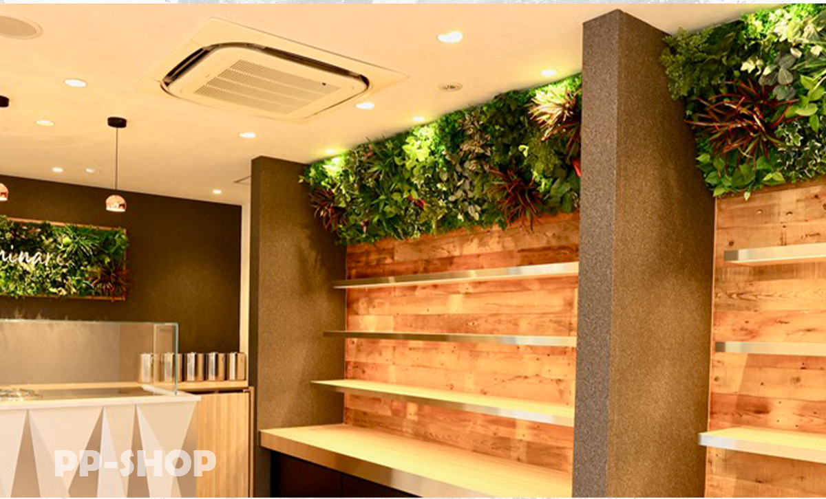 什器上部にライン状で設置した壁面緑化の施工例