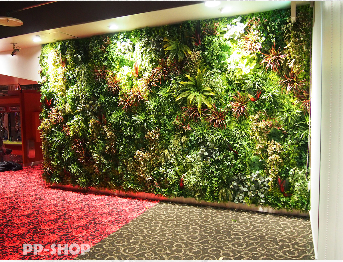 壁一面を覆う大型フルウォール壁面緑化の施工例